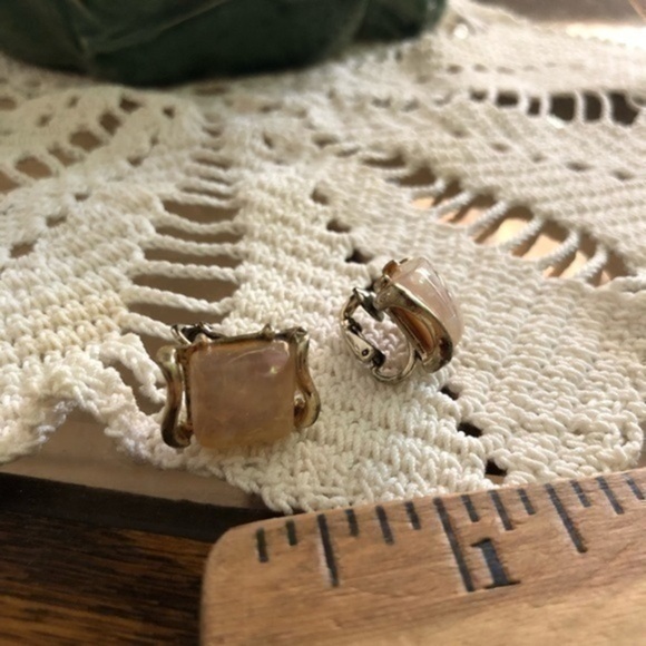 Vintage Clip On Earrings - Picture 1 of 3